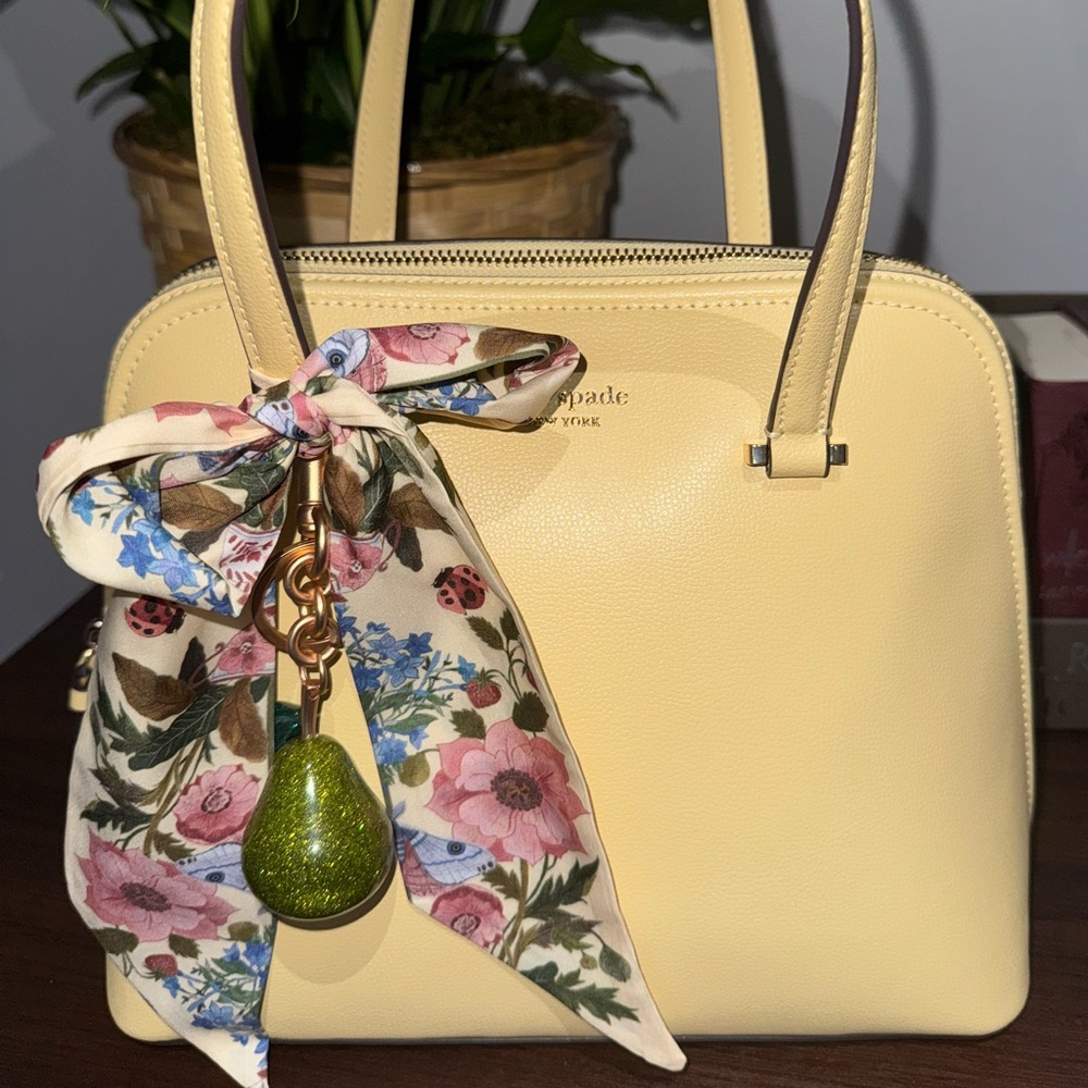 🍐Gold and Green Pear Keychain🍐 - Picture 3 of 4